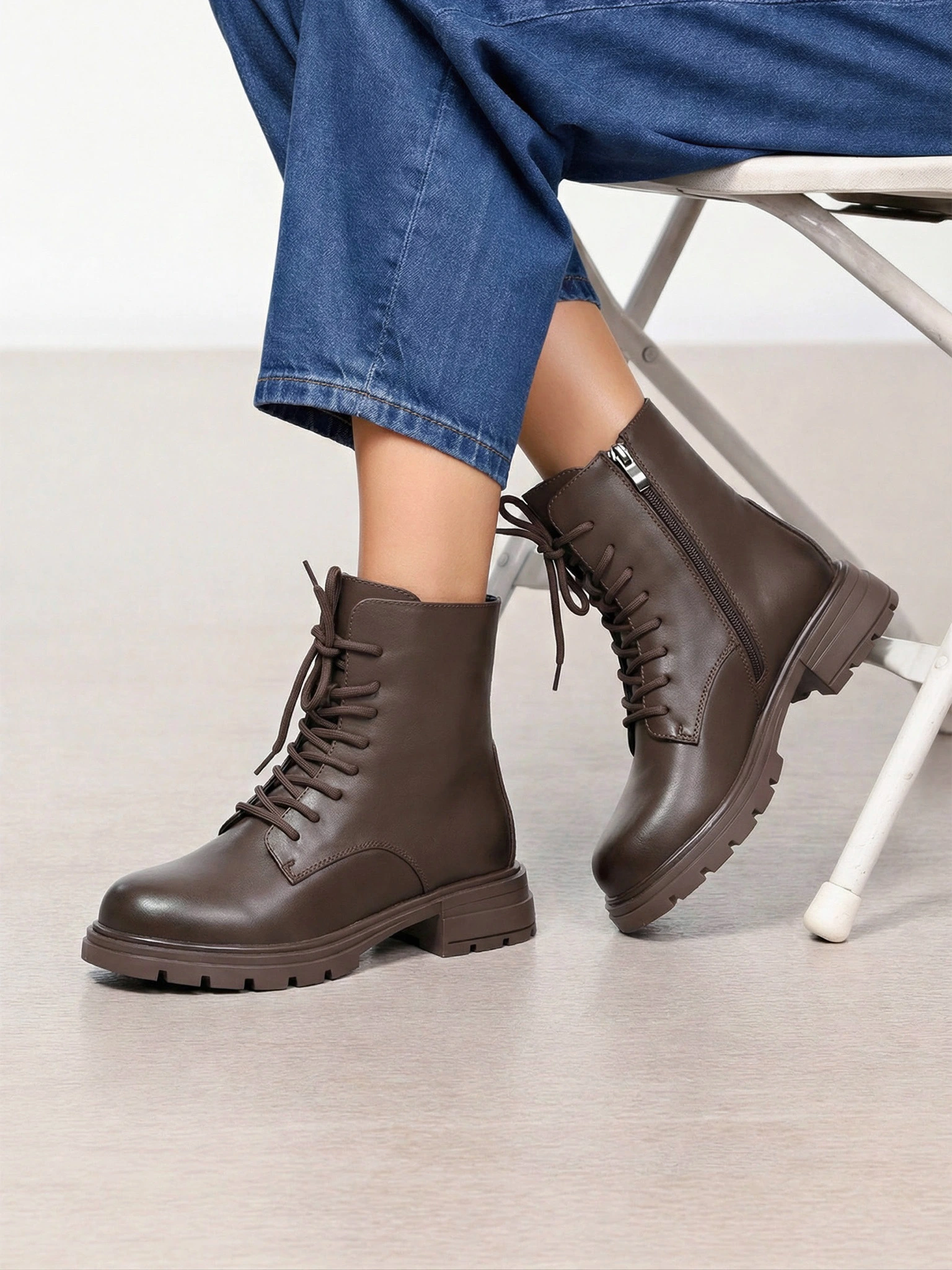 Ботинки коричневого цвета на рельефной подошве